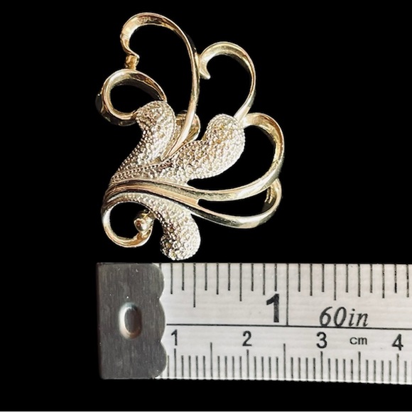 Vintage Sarah Coventry Frosted Feather 1960’s Stylized Swirl Clip On Earrings. - Picture 5 of 6